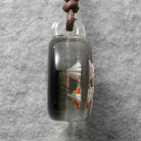 平玉・丸い小さな花壇に咲いたコスモスと赤とんぼ とんぼ玉 ガラス ネックレス No2028 5枚目の画像