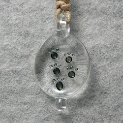 ガラスの足跡(薄黒) とんぼ玉 ガラス ネックレス No2035 2枚目の画像