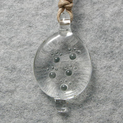 ガラスの足跡(薄黒) とんぼ玉 ガラス ネックレス No2035 3枚目の画像
