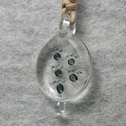 ガラスの足跡(薄黒) とんぼ玉 ガラス ネックレス No2035 5枚目の画像