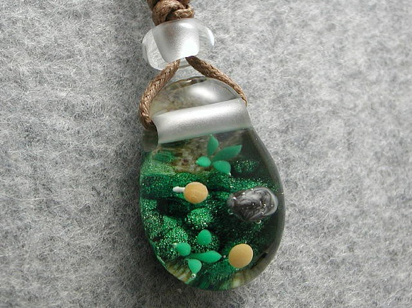 苔とキノコ とんぼ玉 ガラス ネックレス No831 4枚目の画像