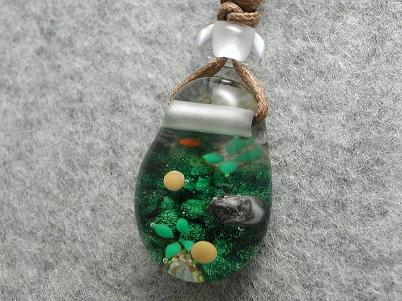 苔とキノコ とんぼ玉 ガラス ネックレス No831 5枚目の画像
