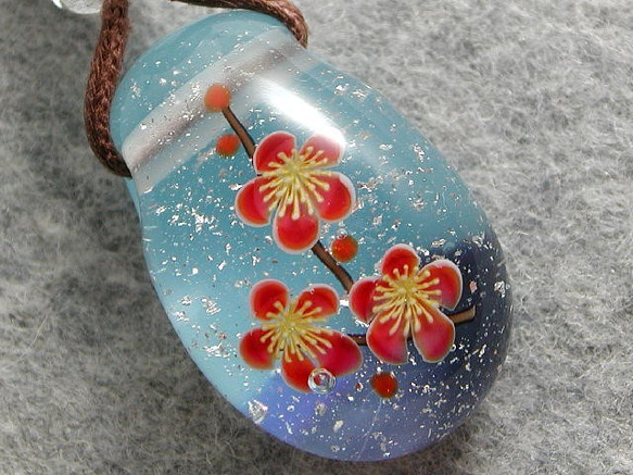 雪舞う中、咲く紅梅 とんぼ玉 ガラス ネックレス No860 1枚目の画像