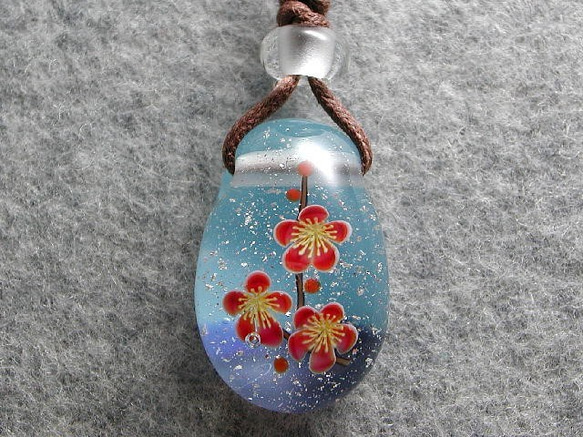 雪舞う中、咲く紅梅 とんぼ玉 ガラス ネックレス No860 2枚目の画像