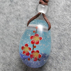 雪舞う中、咲く紅梅 とんぼ玉 ガラス ネックレス No860 4枚目の画像