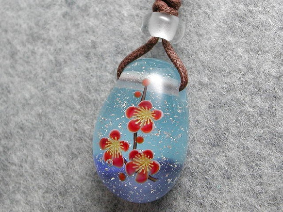 雪舞う中、咲く紅梅 とんぼ玉 ガラス ネックレス No860 4枚目の画像
