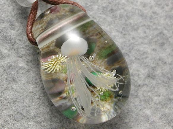 浅瀬のクラゲ とんぼ玉 ガラス ネックレス No900 1枚目の画像