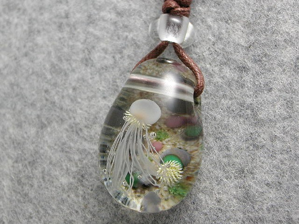 浅瀬のクラゲ とんぼ玉 ガラス ネックレス No900 4枚目の画像