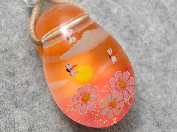 コスモスと赤とんぼ(夕焼けバージョン) とんぼ玉 ガラス ネックレス No1056 1枚目の画像