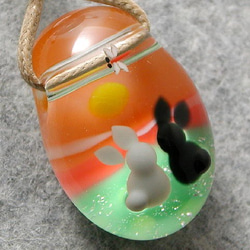 夕焼けと黒ウサギ とんぼ玉 ガラス ネックレス No1169 1枚目の画像