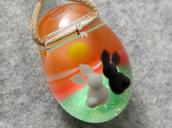 夕焼けと黒ウサギ とんぼ玉 ガラス ネックレス No1169 1枚目の画像