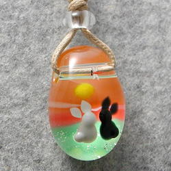 夕焼けと黒ウサギ とんぼ玉 ガラス ネックレス No1169 3枚目の画像
