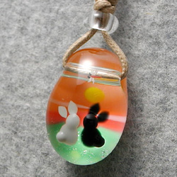 夕焼けと黒ウサギ とんぼ玉 ガラス ネックレス No1169 4枚目の画像