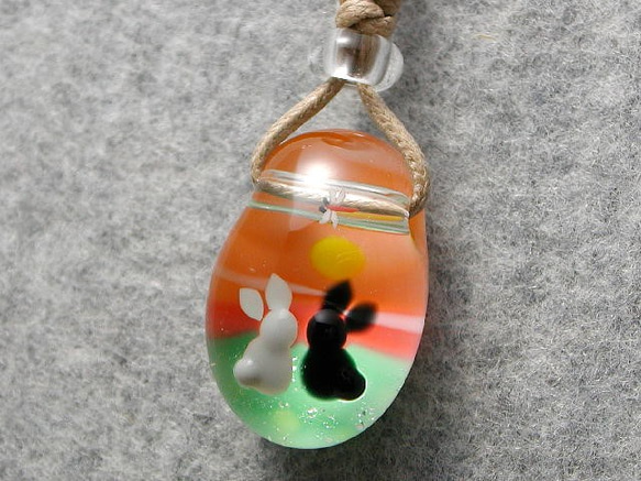夕焼けと黒ウサギ とんぼ玉 ガラス ネックレス No1169 4枚目の画像