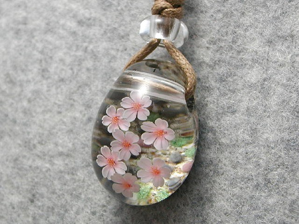 小川を流るる桜 とんぼ玉 ガラス ネックレス No1189 4枚目の画像