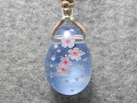 しだれ桜と花吹雪 とんぼ玉 ガラス ネックレス No1190 2枚目の画像