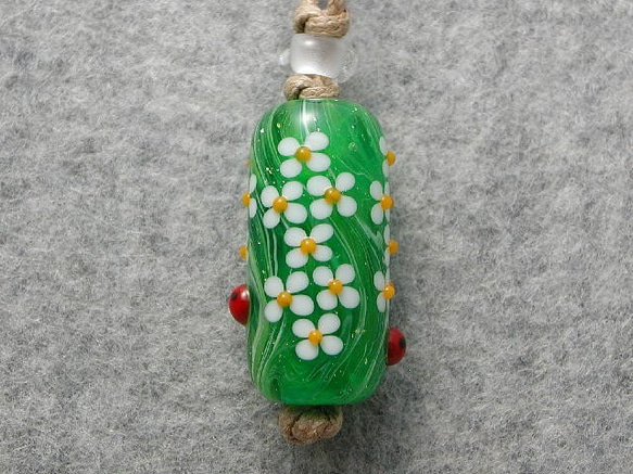 雪柳の花とテントウムシ(筒形長玉) とんぼ玉 ガラス ネックレス No1225 3枚目の画像