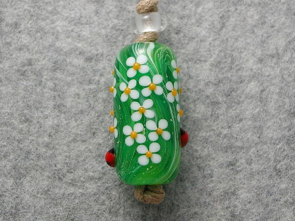 雪柳の花とテントウムシ(筒形長玉) とんぼ玉 ガラス ネックレス No1225 5枚目の画像