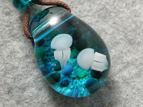 月夜のカラージェリー(クラゲ) 白色 とんぼ玉 ガラス ネックレス No1233 1枚目の画像
