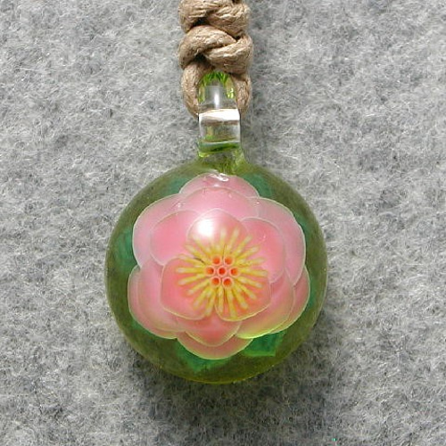赤色ガラスの蓮花ネックレス il_1080xN.3277309858_fr5o.jpg