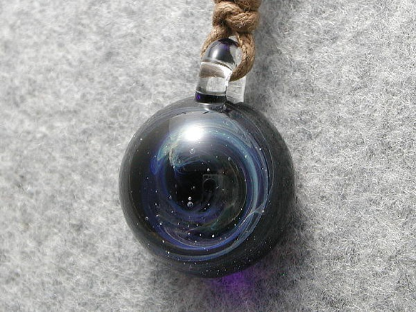 宇宙玉 とんぼ玉 ガラス ネックレス No1333 4枚目の画像