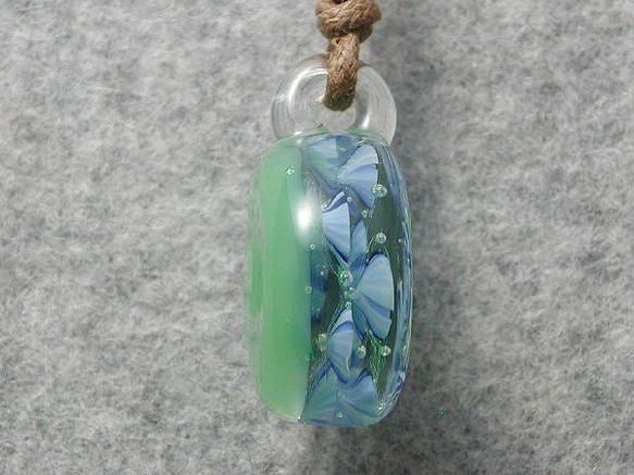 氷中花バラ平玉(花：青、背景：緑) とんぼ玉 ガラス ネックレス No1390 5枚目の画像