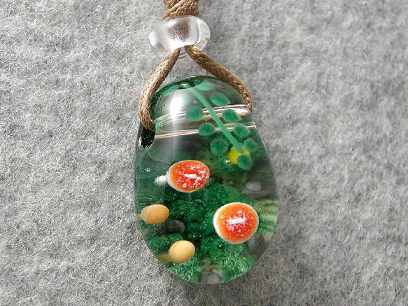 【ご予約済み商品】キノコの森のベニテングタケ とんぼ玉 ガラス ネックレス No1140 3枚目の画像