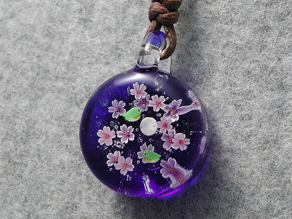 平玉・月とメジロと夜桜と とんぼ玉 ガラス ネックレス No1721 4枚目の画像