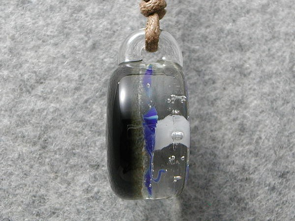平玉・カツオノエボシを襲うアオミノウミウシ とんぼ玉 ガラス ネックレス No1747 5枚目の画像