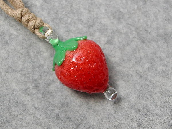 水の滴るイチゴ とんぼ玉 ガラス ネックレス No1752 2枚目の画像