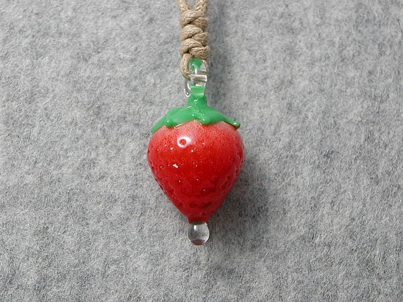 水の滴るイチゴ とんぼ玉 ガラス ネックレス No1752 3枚目の画像