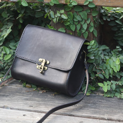 Classical crossbody vegetable tanned leather bag - BLACK 1枚目の画像