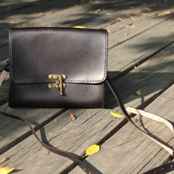 Classical crossbody vegetable tanned leather bag - BLACK 2枚目の画像