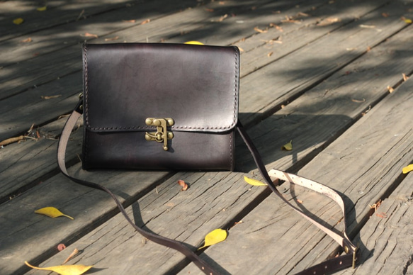 Classical crossbody vegetable tanned leather bag - BLACK 2枚目の画像