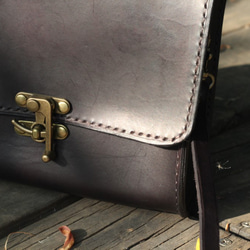 Classical crossbody vegetable tanned leather bag - BLACK 4枚目の画像