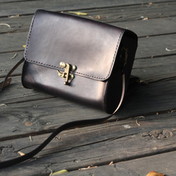 Classical crossbody vegetable tanned leather bag - BLACK 6枚目の画像