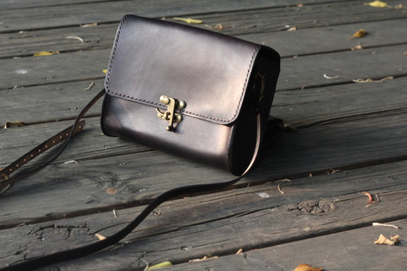 Classical crossbody vegetable tanned leather bag - BLACK 6枚目の画像