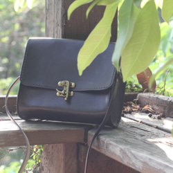 Classical crossbody vegetable tanned leather bag - BLACK 7枚目の画像