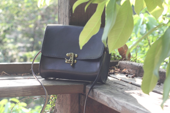 Classical crossbody vegetable tanned leather bag - BLACK 7枚目の画像