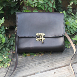 Classical crossbody vegetable tanned leather bag - BLACK 8枚目の画像