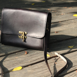 Classical crossbody vegetable tanned leather bag - BLACK 9枚目の画像