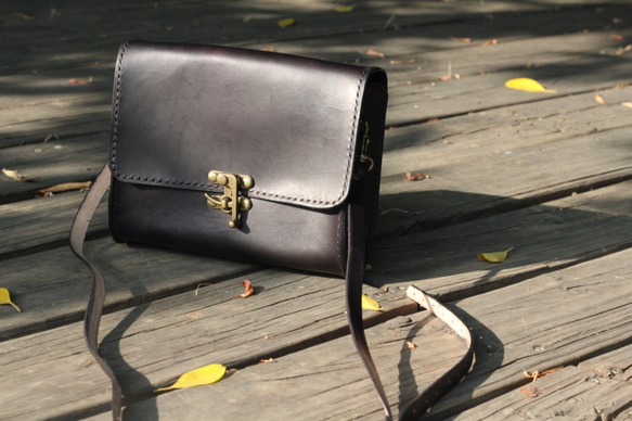 Classical crossbody vegetable tanned leather bag - BLACK 9枚目の画像