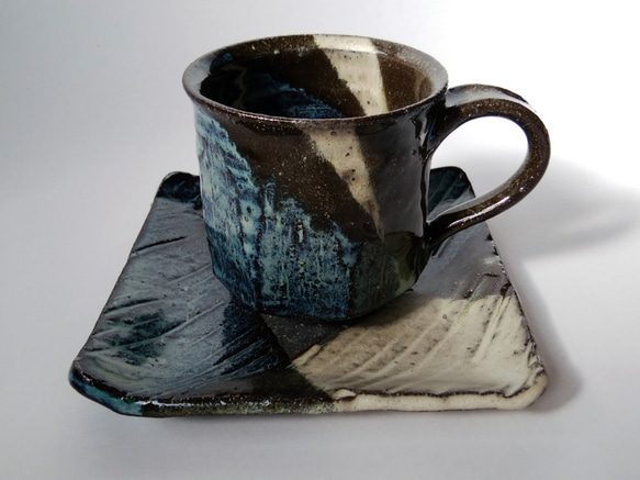 綺麗な青色のモダンなコーヒーカップ 1枚目の画像