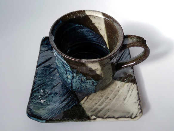 綺麗な青色のモダンなコーヒーカップ 2枚目の画像