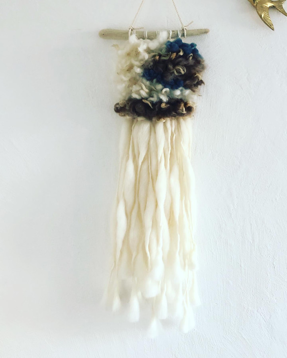 クリクリ羊毛と手紡ぎメリノのhanging 2枚目の画像