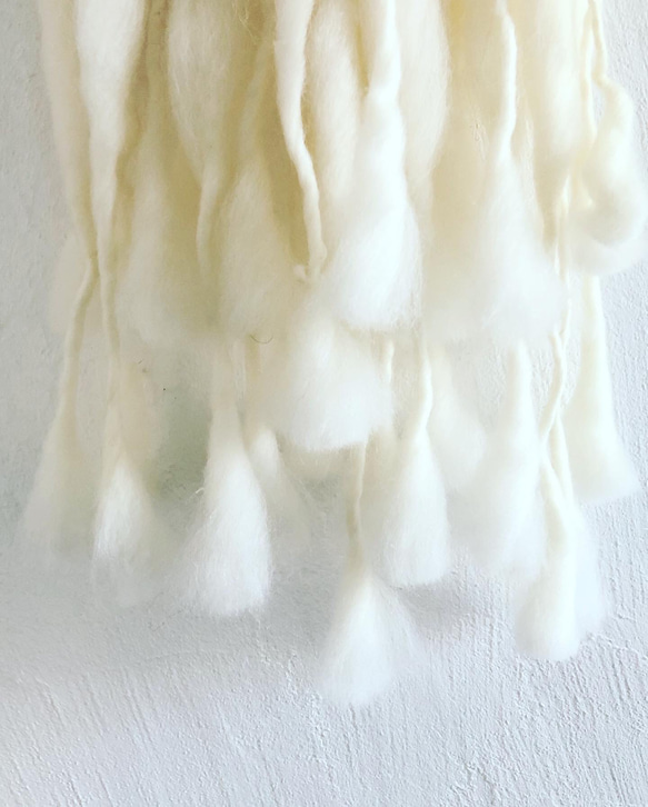 クリクリ羊毛と手紡ぎメリノのhanging 6枚目の画像