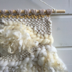 モフモフ羊毛の白いウォールハンギング 2枚目の画像