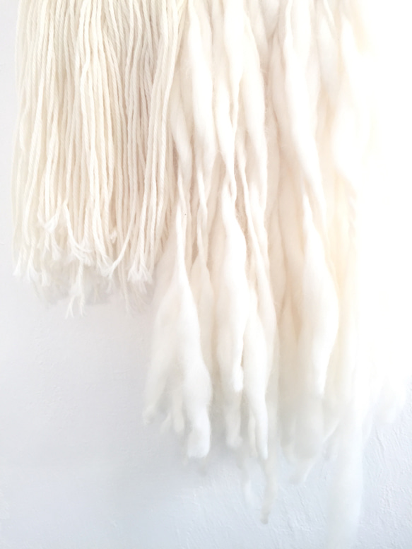 色々な白い毛糸とハーフブレッドのハンギング 4枚目の画像