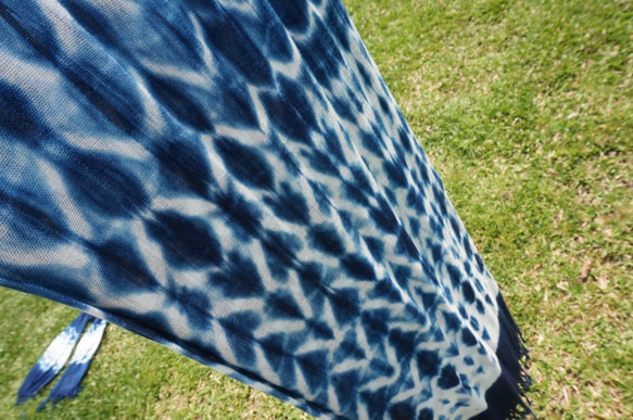 MUMU【植生]染め青色色素綿ブルータイダイスカーフ（ロープの段落） 2枚目の画像