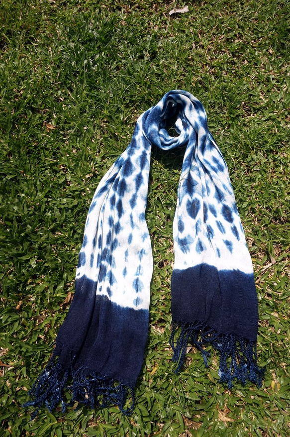 【姆姆草木染】藍染藍色純棉綁染圍巾(繩索款) 第3張的照片
